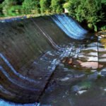 Olaldea. Magn&iacute;fica presa en piedra labrada, y al fondo el &ldquo;pasal&iacute;s&rdquo; o canal para el paso de almad&iacute;as.