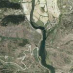 Embalse de Usotz en 2003 antes de ser anegado por el embalse de Itoitz. De sur a norte se ven los pueblos de Usotz, Artozki y Muniain. Hoy d&iacute;a s&oacute;lo queda Usotz. (Imagen tomada de: http://sitna.navarra.es)