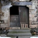 Peines  o raquetas de nieve sec&aacute;ndose en la puerta. Lusarreta. Peine, palabra usada en la zona, es traducci&oacute;n del euskara &ldquo;o&ntilde;orrazeak&rdquo;.